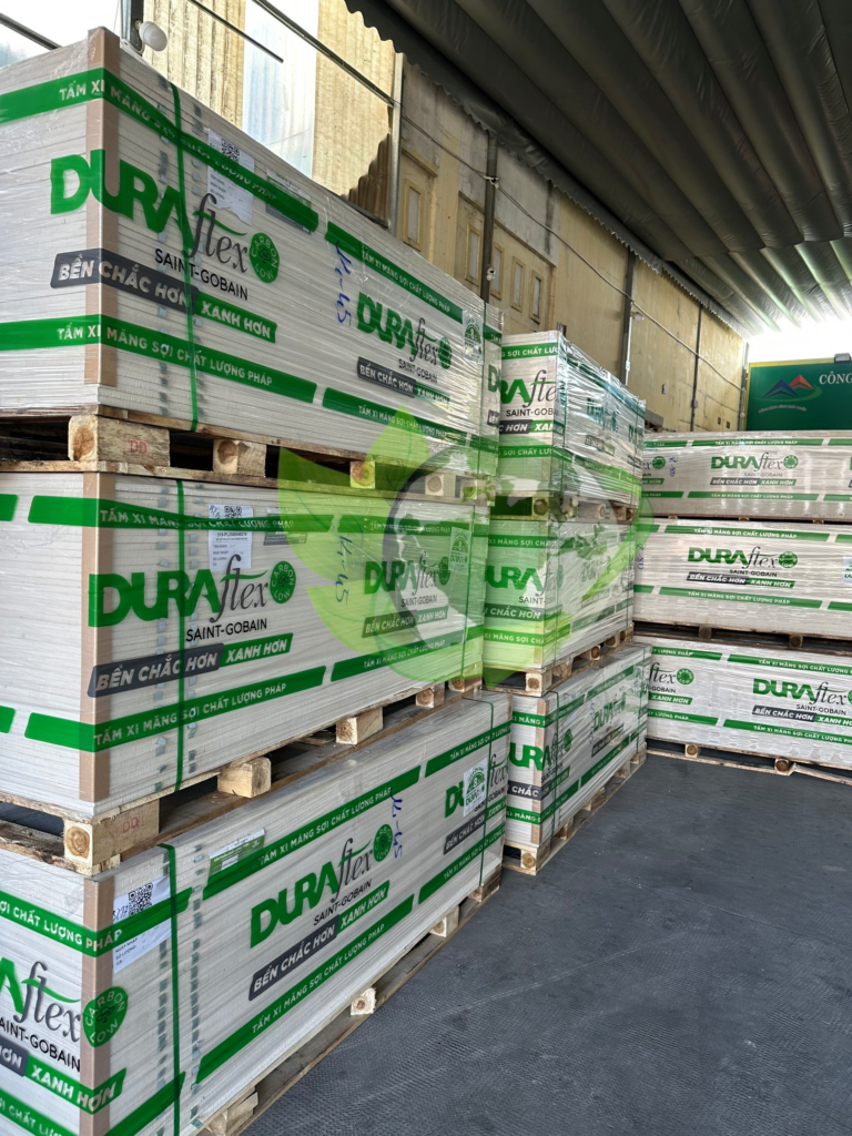 Các pallet Tấm xi măng duraflex 12mm được xếp chồng lên nhau.