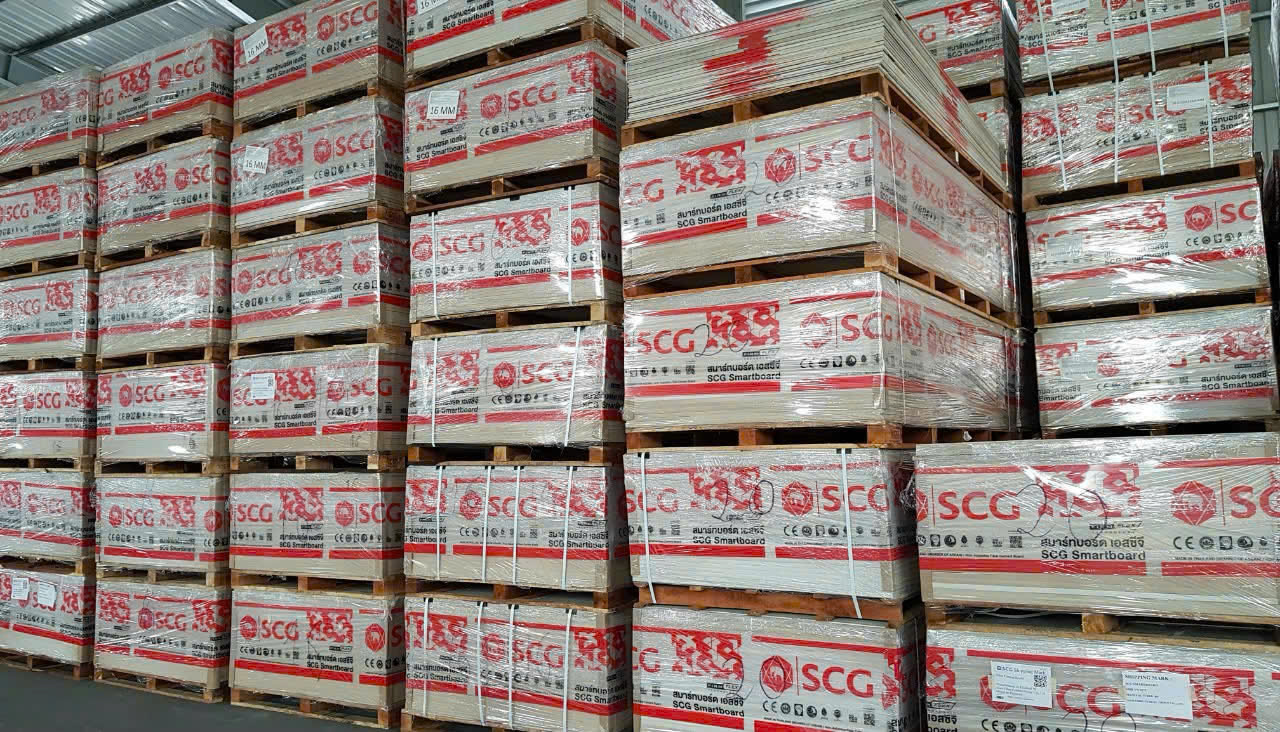 Hàng chục kiện tấm cemboard Thái Lan SCG Smartboard bọc màng in logo đỏ xếp trên pallet gỗ