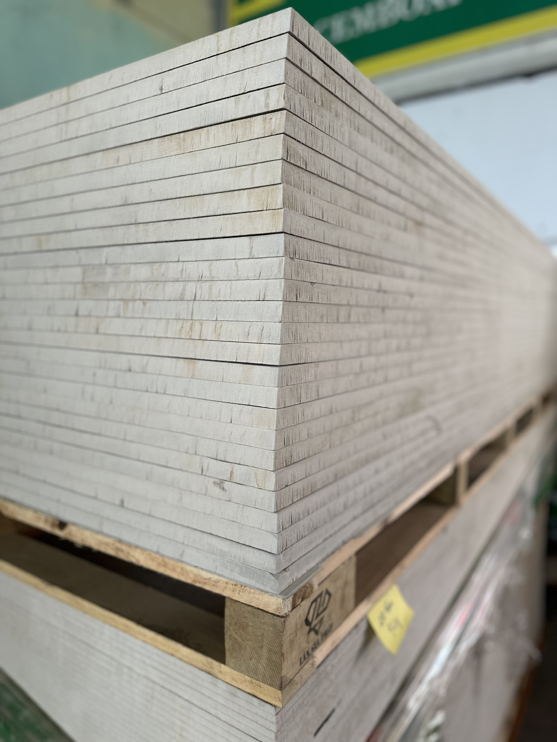Kiện tấm xi măng cemboard xếp chồng nhiều lớp trên pallet gỗ, cạnh tấm phẳng đều