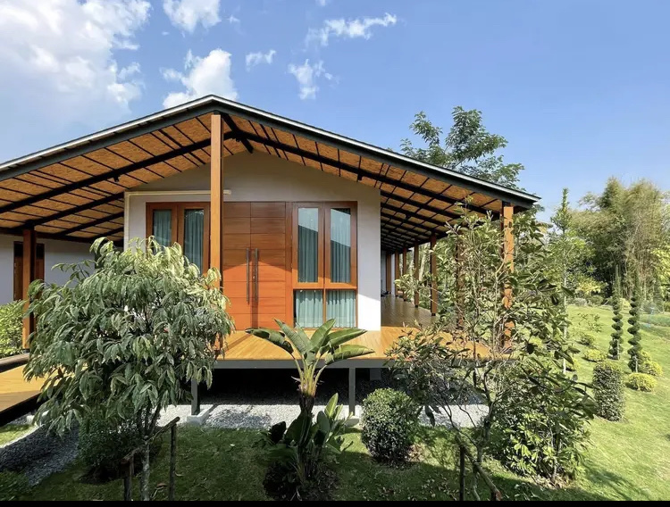 Ngôi nhà hiện đại được bao quanh bởi cây xanh. Được xây dựng từ tấm xi măng duraflex 15mm