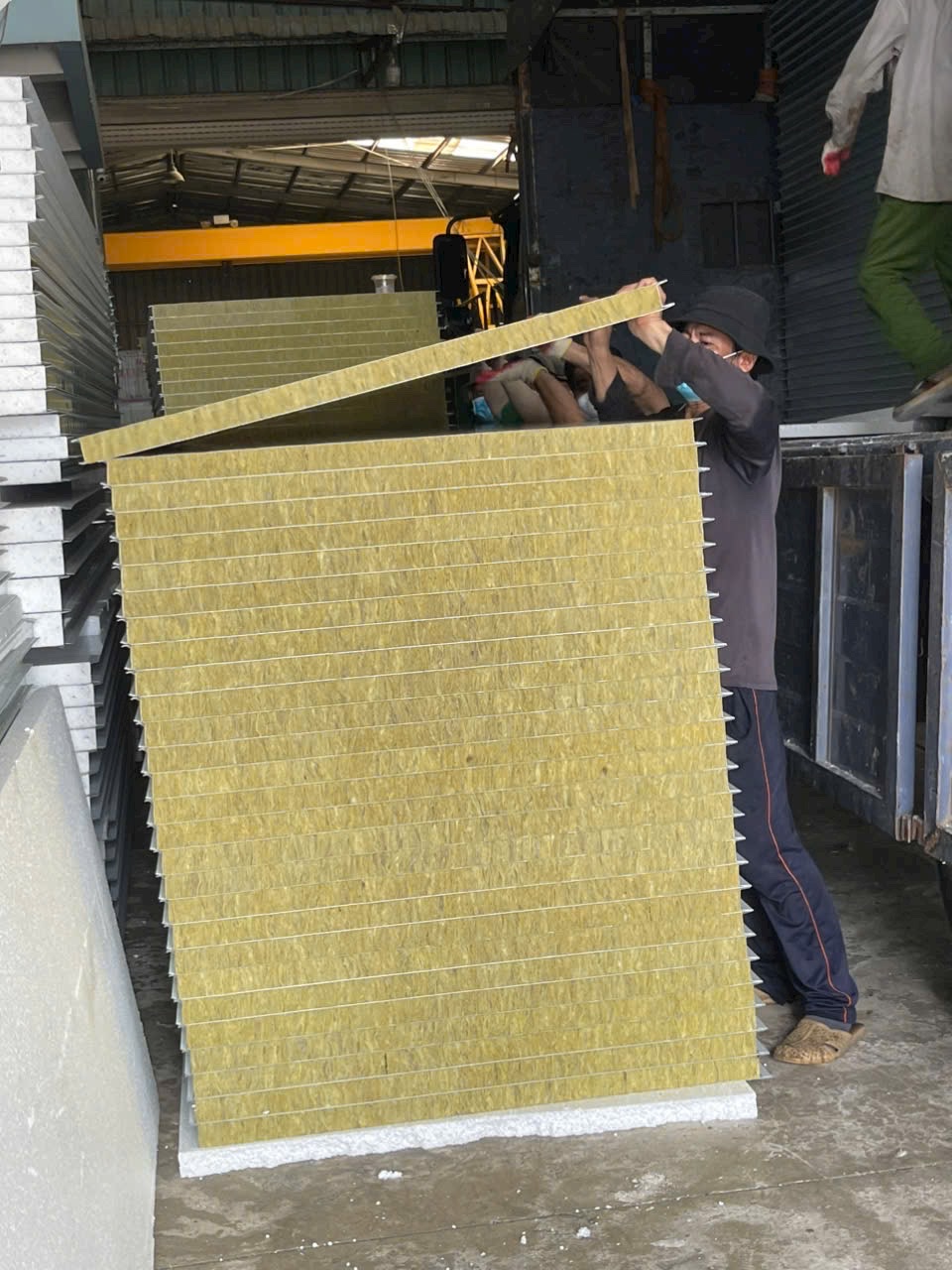 So sánh tấm panel cách nhiệt Rockwool chống cháy tại kho Đại Phát