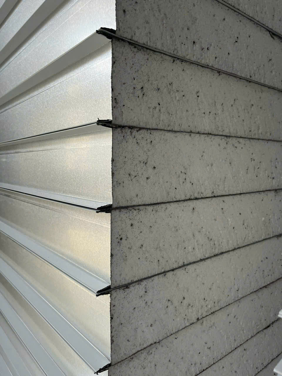 Cấu tạo tấm panel làm nhà xưởng gồm hai lớp tôn và lõi cách nhiệt ở giữa