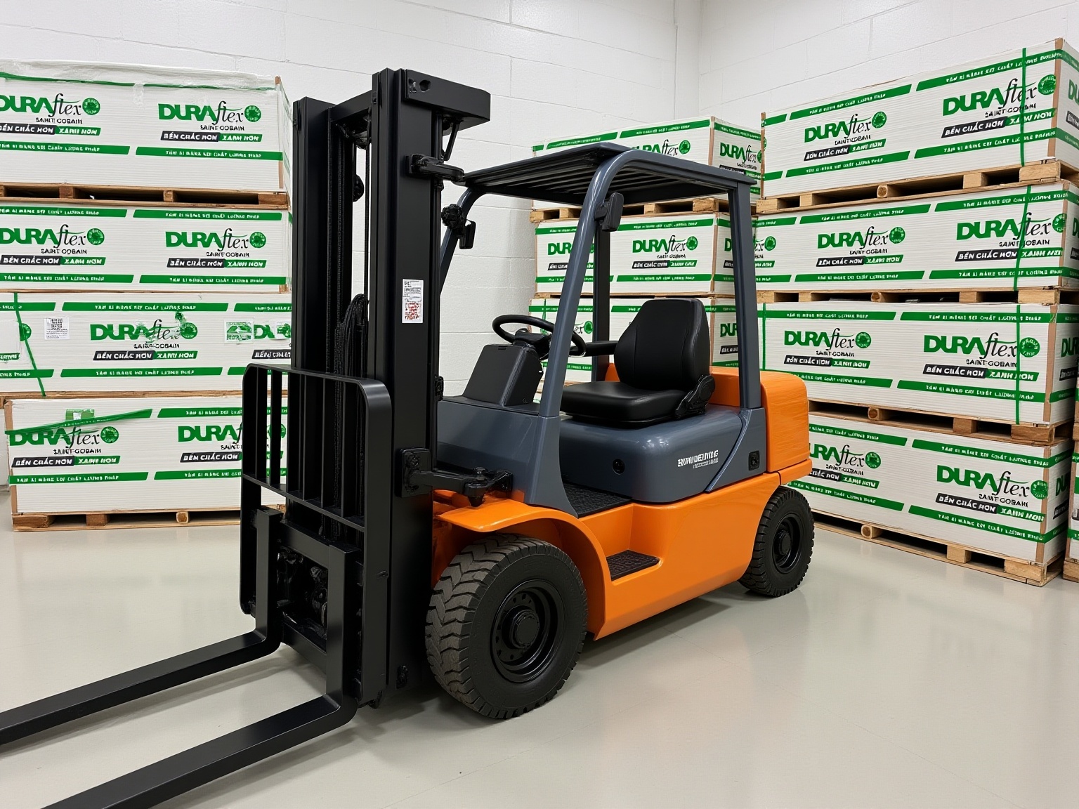 Kho hàng Đại Phát xếp pallet tấm xi măng DURAflex nguyên kiện chờ giao cho công trình sàn
