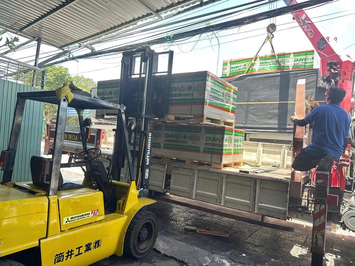 Xe nâng và cẩu tự hành bốc kiện tấm DURAflex 18mm nặng gần ba tấn tại kho