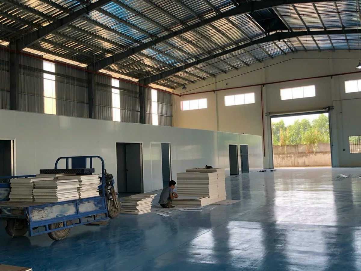 Thợ cắt tấm panel tại công trình khi quy đổi diện tích ra số tấm