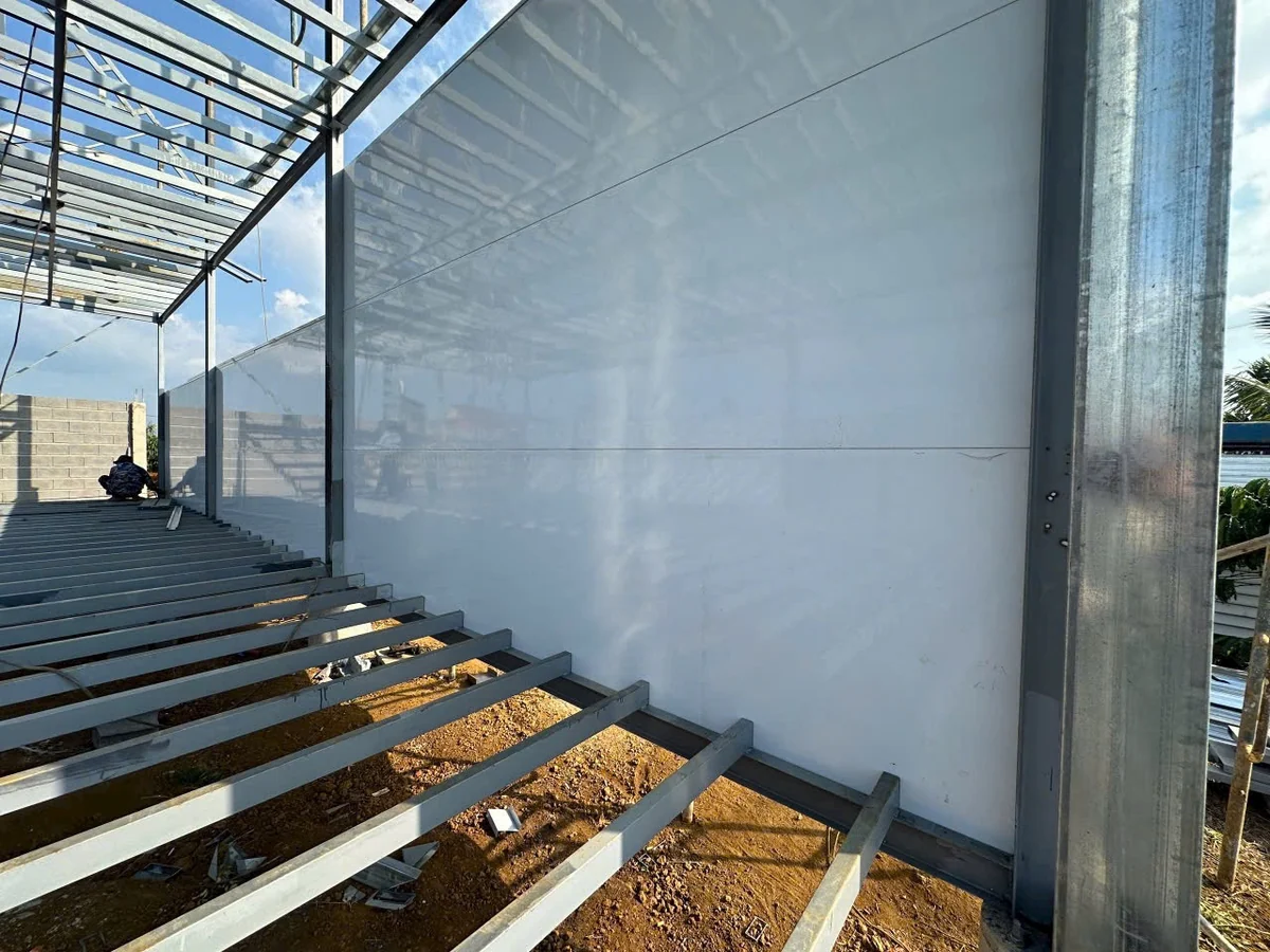 Chiều dài tấm panel chạy hết chiều cao vách nhà xưởng lắp trên khung thép
