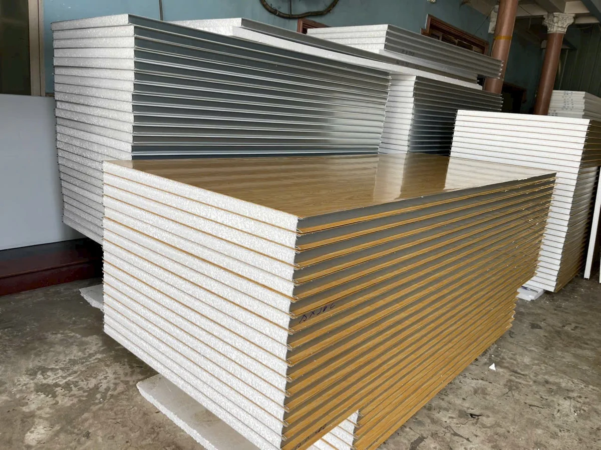 Kho tấm panel phòng sạch tại Bình Dương với các chồng panel lõi EPS và panel mái