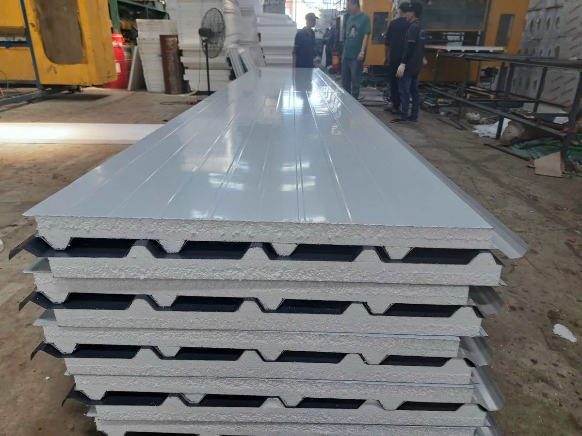 Kích thước tấm panel mái lõi EPS xếp chồng tại xưởng sản xuất