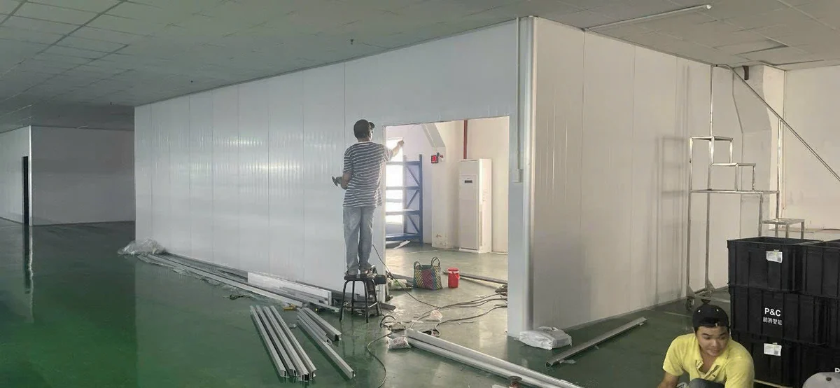 Lắp đặt vách tấm panel phòng sạch trong nhà xưởng có sàn epoxy