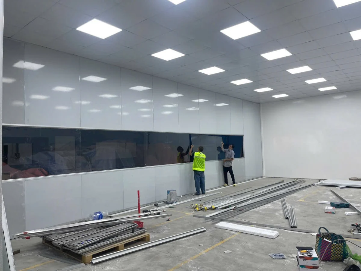 Mối nối giữa các tấm panel phòng sạch và dải vách kính dài trong xưởng sản xuất