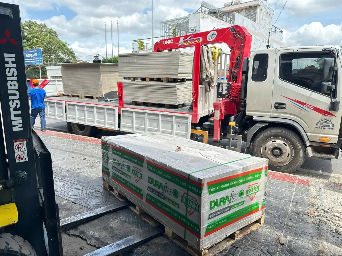Xe cẩu của Đại Phát bốc kiện tấm DURAflex chống cháy nguyên đai lên thùng để giao cho công trình