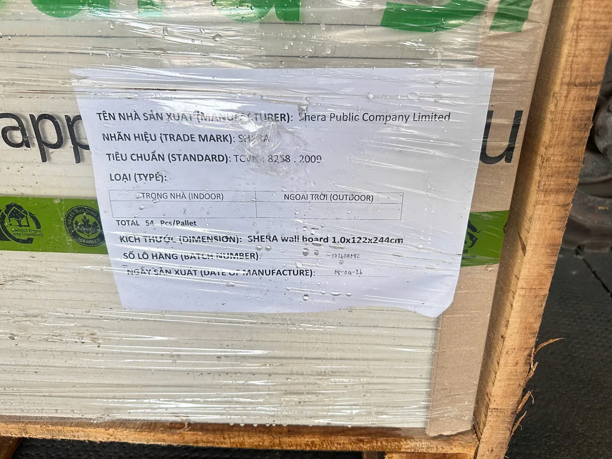 Tem nhãn hàng hóa trên kiện tấm Sheraboard chính hãng ghi nhà sản xuất Shera Public Company Limited và tiêu chuẩn TCVN 8258:2009