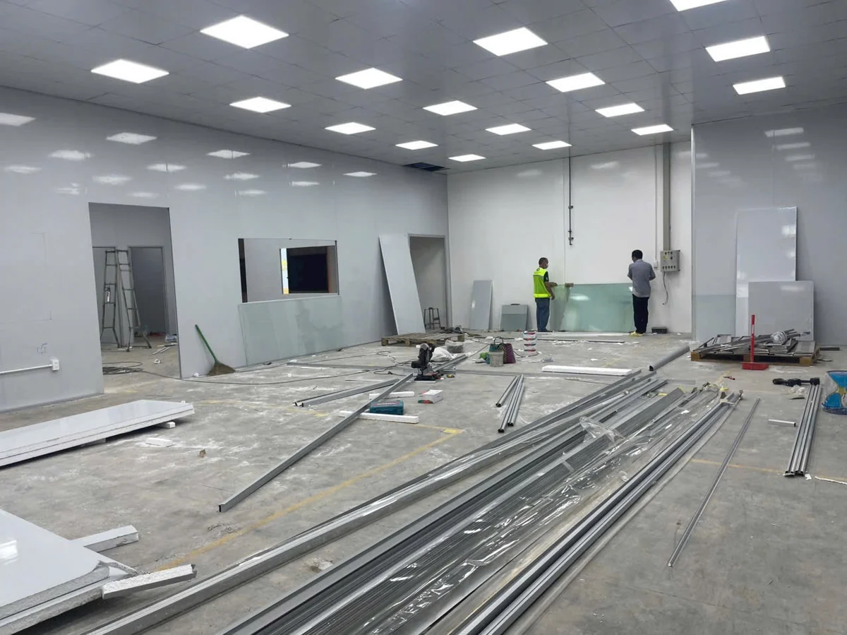 Thi công vách tấm panel phòng sạch và lắp vách kính quan sát trong nhà máy