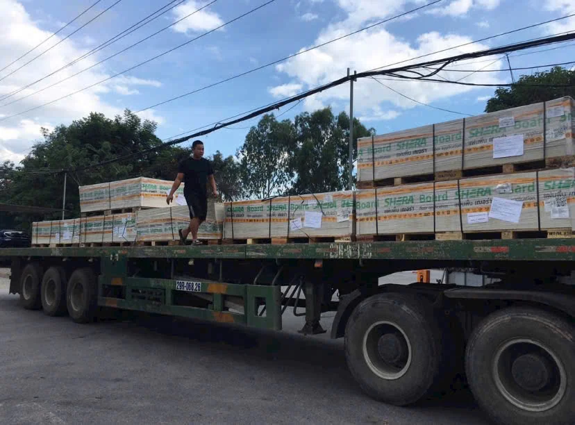 Xe đầu kéo chở pallet tấm Sheraboard nguyên kiện đi giao cho công trình