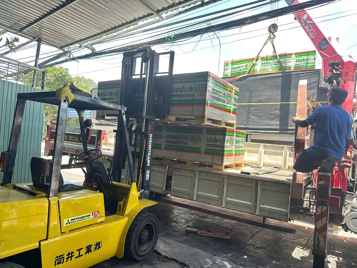 Xe nâng bốc kiện tấm Sambo DURAflex lên xe cẩu tại kho để tính phí vận chuyển theo số kiện