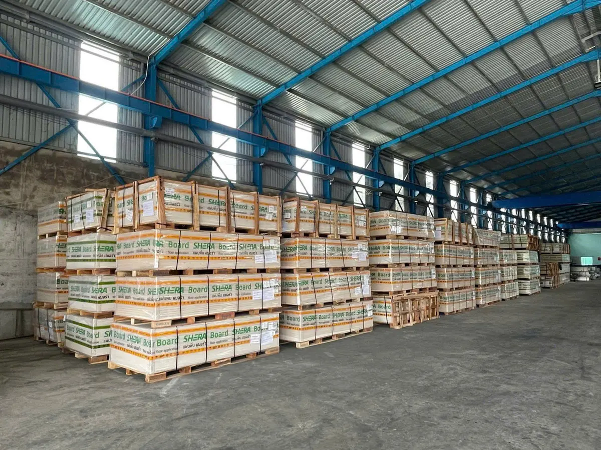 Nhiều dãy pallet tấm SHERA Board xếp dọc lòng nhà xưởng khung thép tại kho Bình Dương