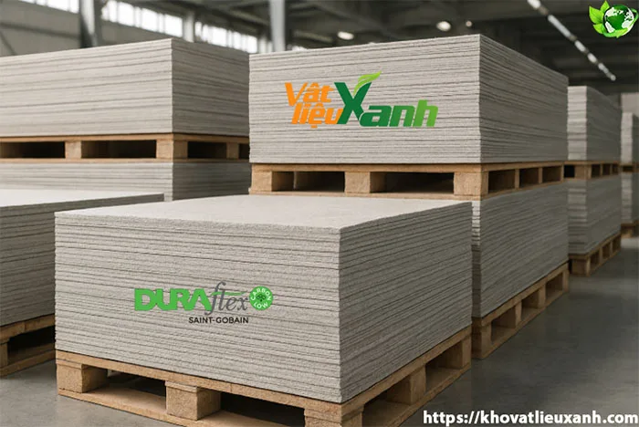 Nhiều kiện tấm xi măng DURAflex Saint-Gobain xếp trên pallet gỗ trong kho hàng