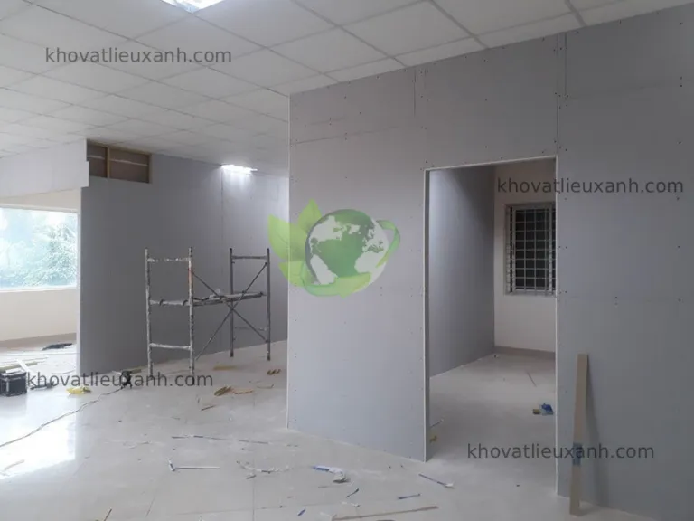 Vách ngăn văn phòng trong nhà lắp tấm Cemboard trên khung, các đường ghép giữa tấm chờ xử lý mối nối